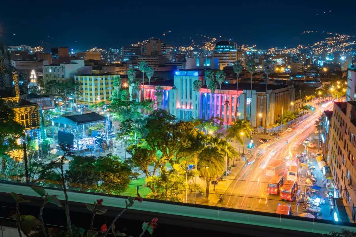 Vista panorâmica noturna de Medellín iluminada