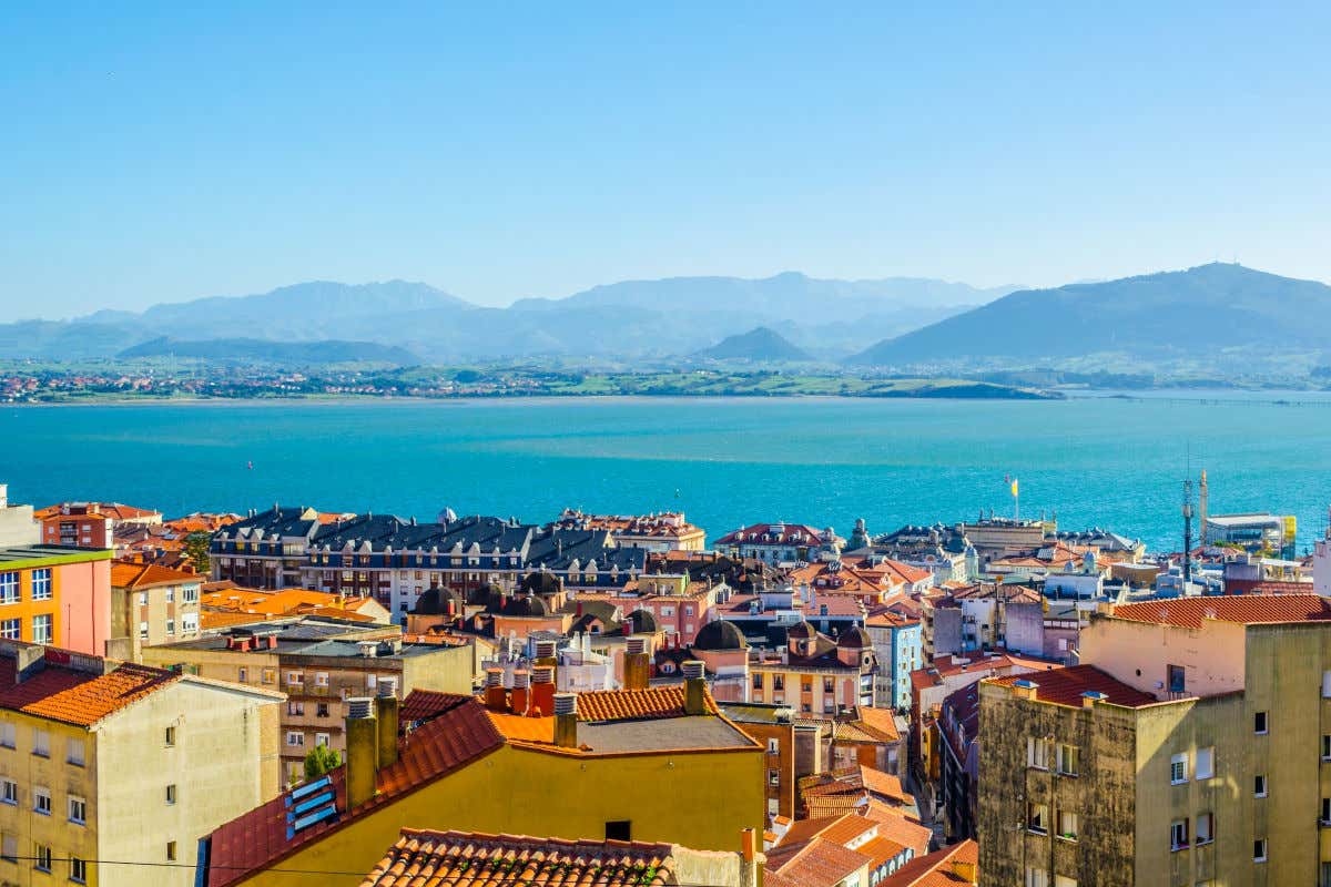 Vista panoramica dello skyline di Santander con diversi edifici affacciati sul mare