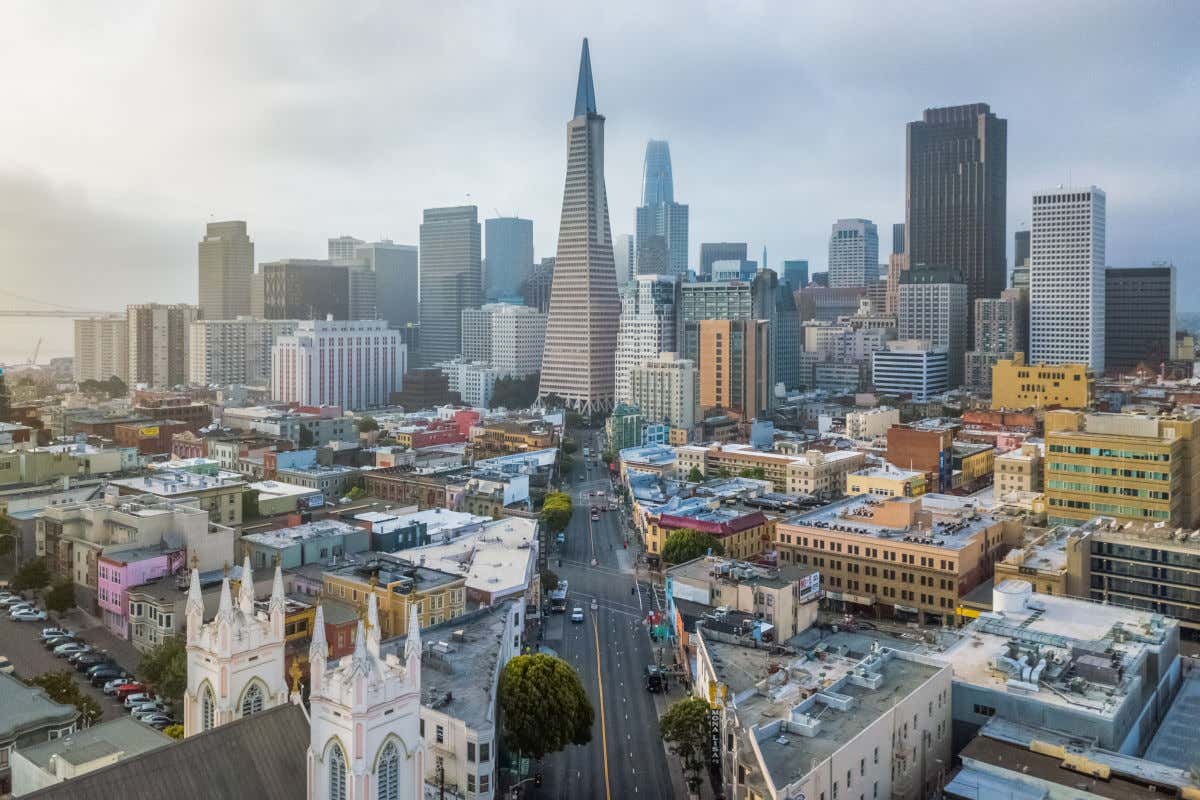 Vista panoramica di alcuni edifici di San Francisco, in particolare la Transamerica Pyramid, in una giornata parzialmente nuvolosa