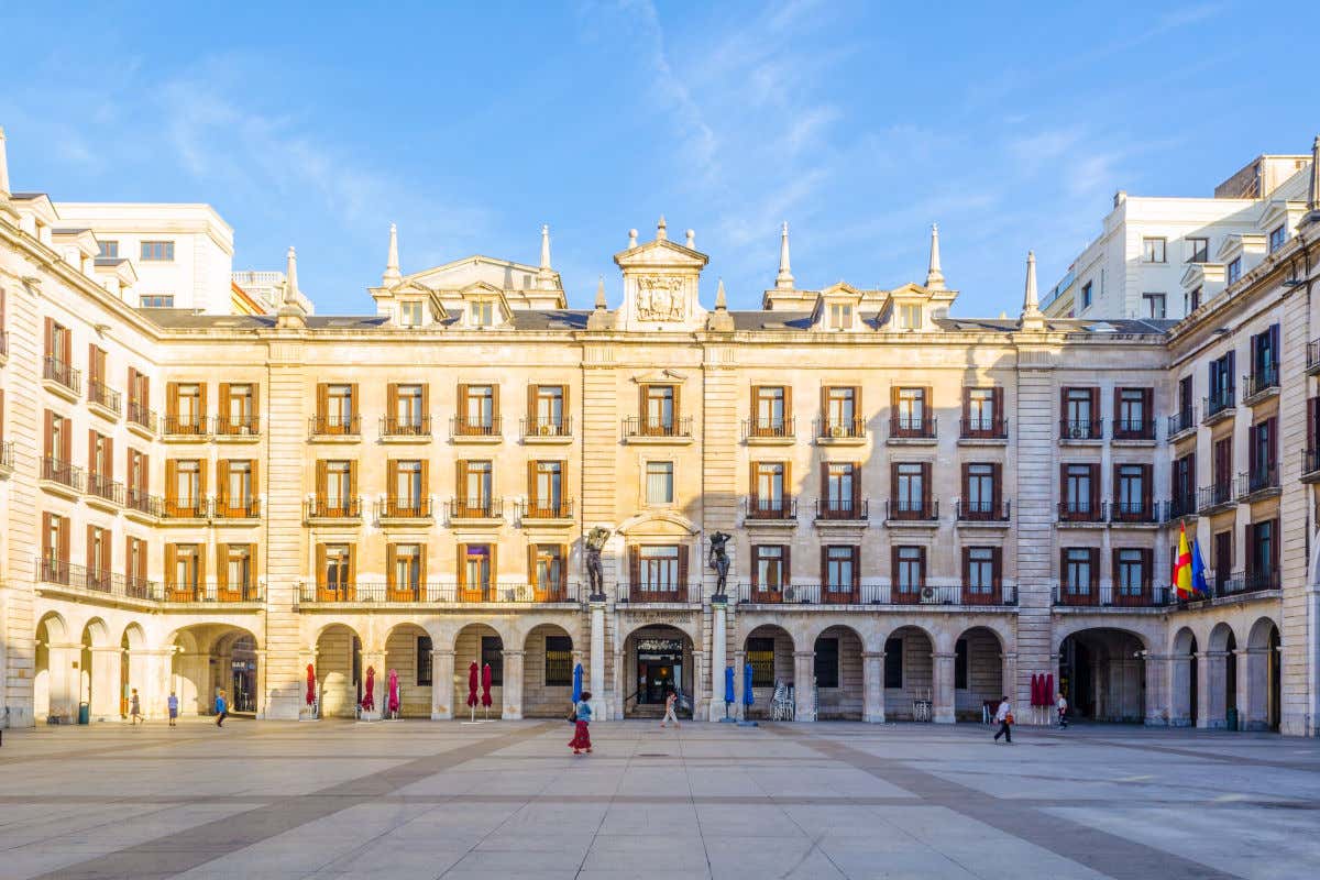 Un edificio dalla pianta quadrata, con diversi portici