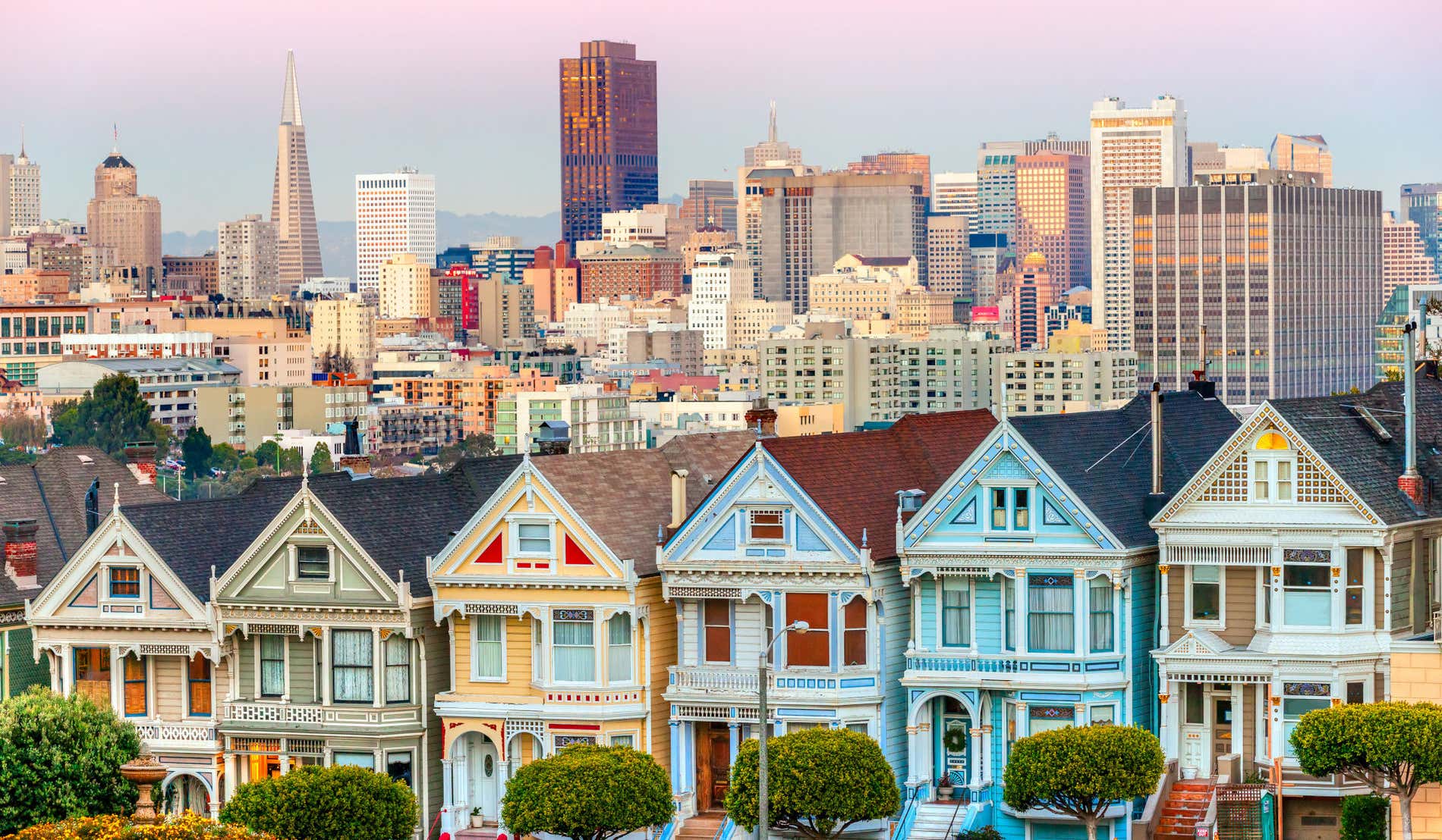 Casas victorianas de fachadas de colores, conocidas como Painted Ladies, frente al skyline de rascacielos de San Francisco