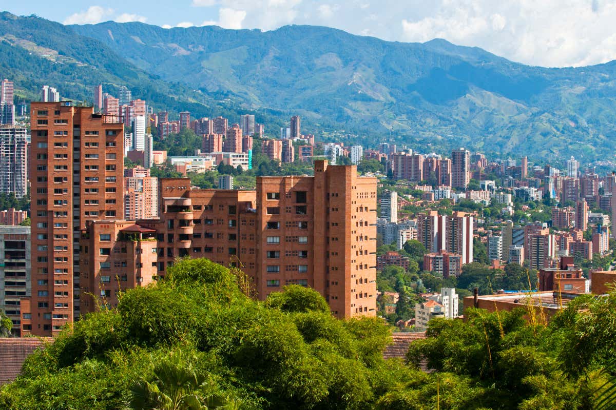 Rascacielos con unas montañas de fondo en el barrio de El Poblado, Medellín