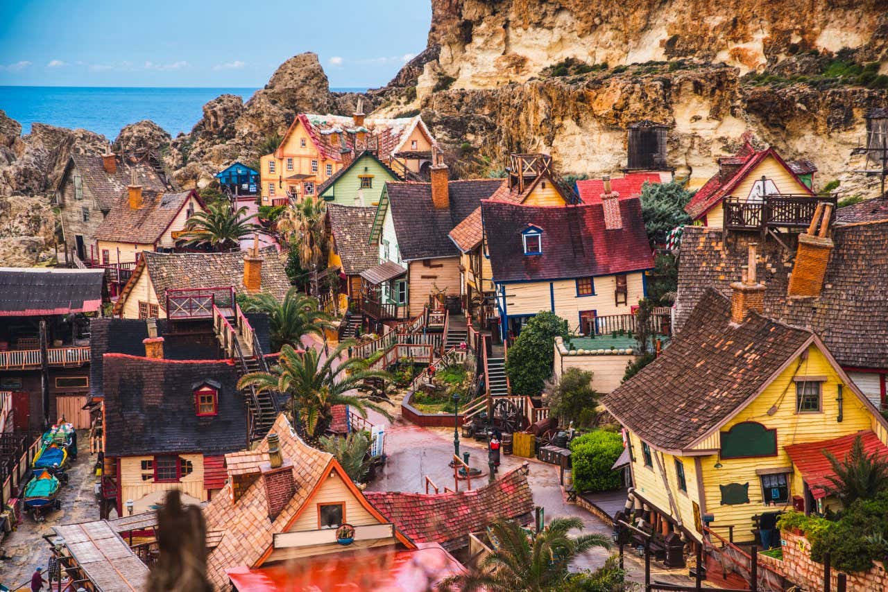 Plusieurs maisons pittoresques en bord de mer