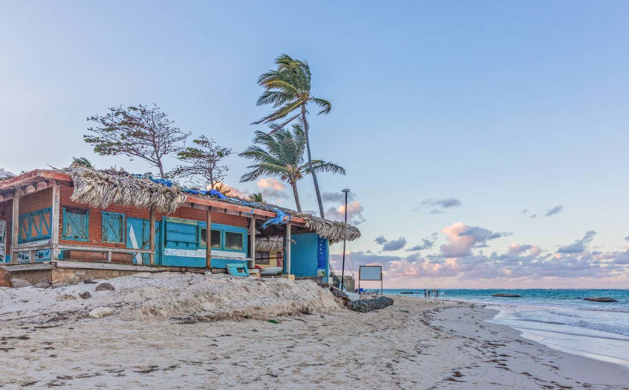 Une plage de Punta Cana au coucher du soleil avec une maison de plage