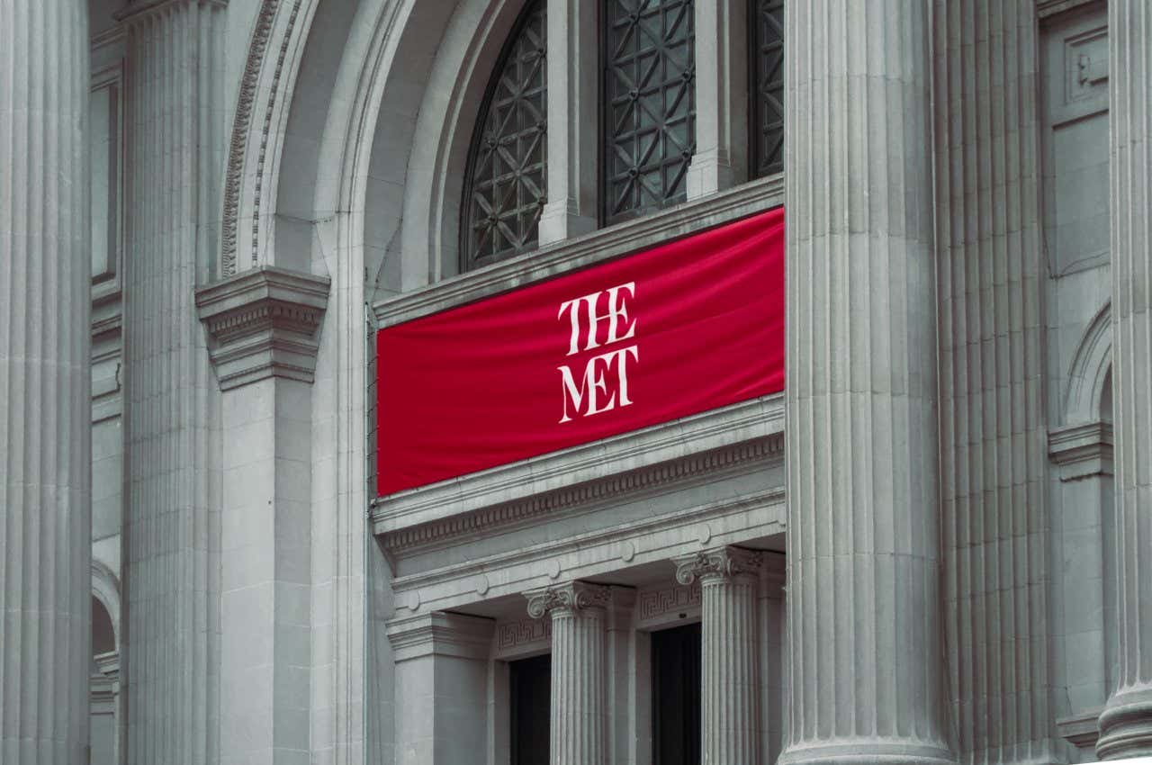 Bande rouge sur laquelle est écrit "The Met" en blanc sur la façade du Metropolitan Museum of Art, une visite incontournable un jour de pluie à New York