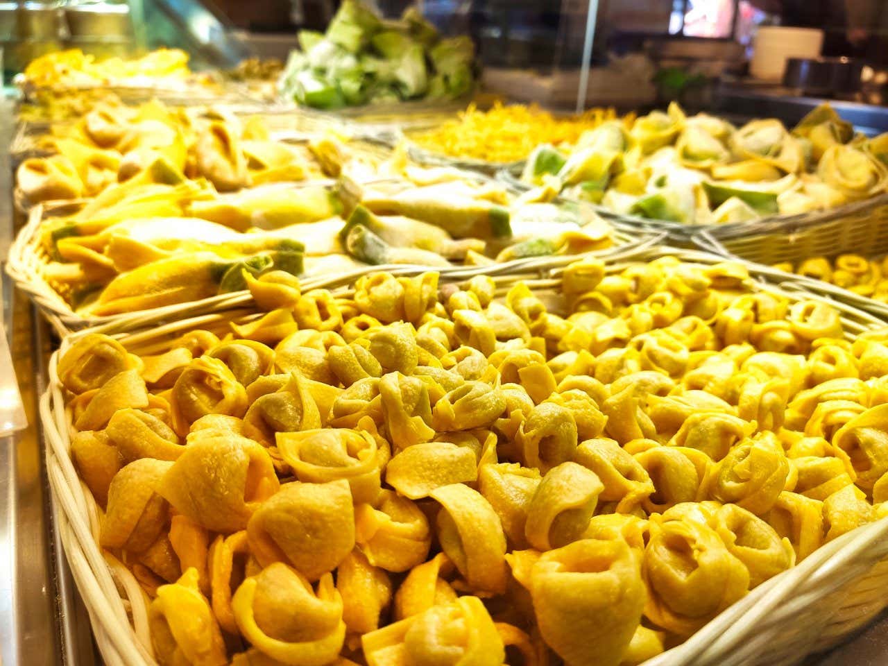 Ceste in vimini piene di tortellini e altri tipi di pasta fresca ripiena, tipici della cucina bolognese