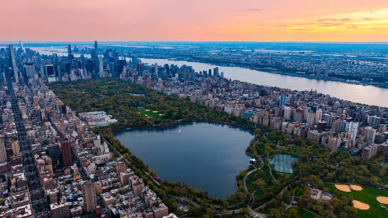 Vue aérienne sur New York et le célèbre Central Park au coucher du soleil