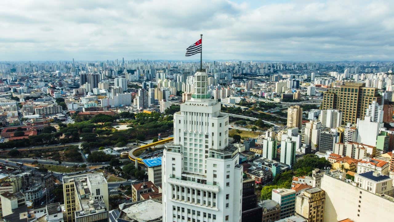 Vue aérienne sur São Paulo avec le bâtiment Altino Arantes au premier plan