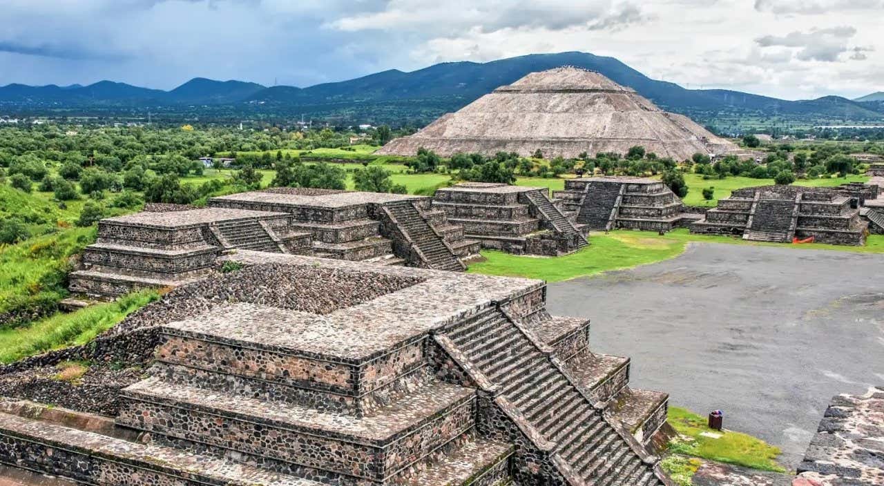 Panorâmica das ruínas arquológicas de Teotihuacán