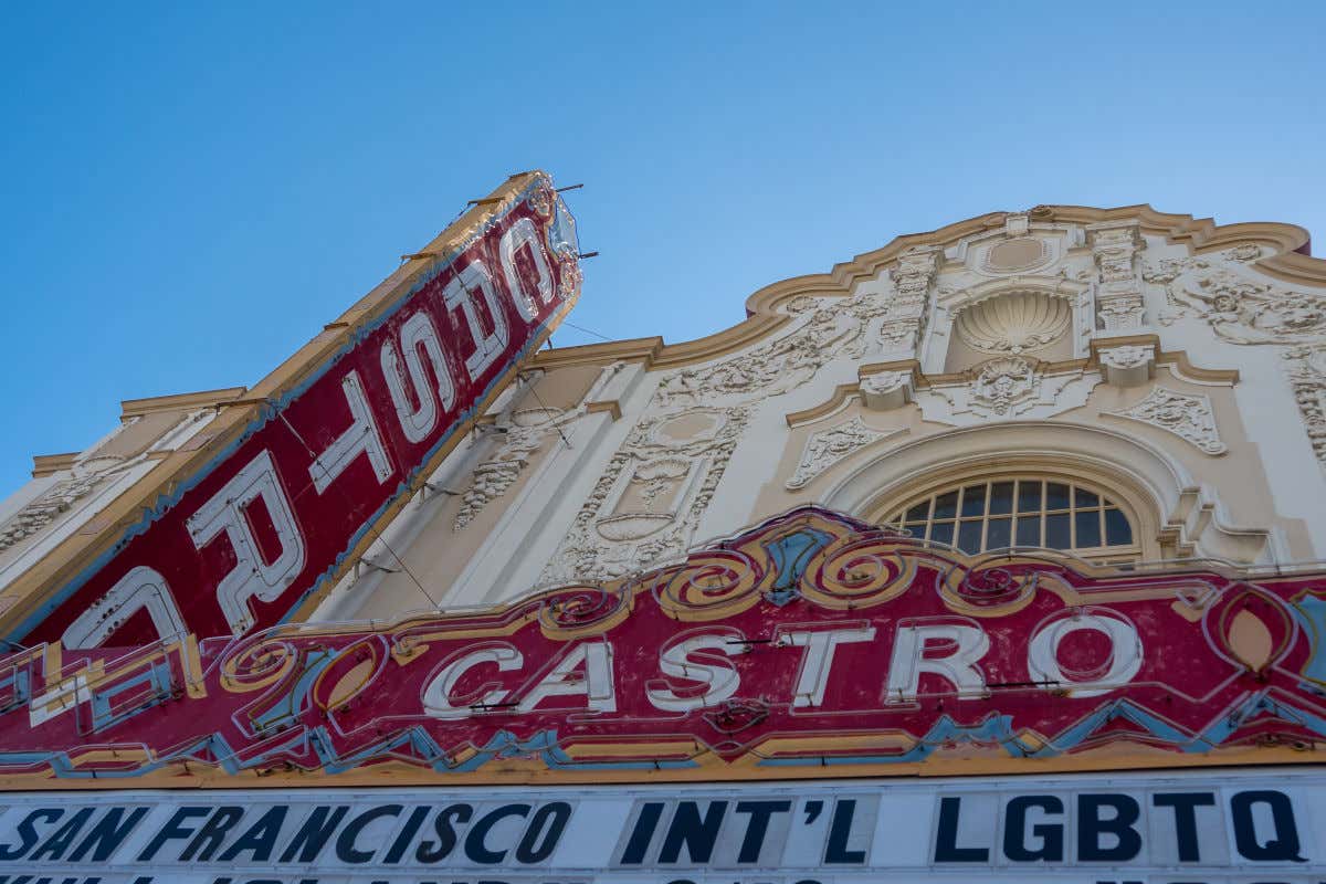 Facciata con ornamenti architettonici e una vecchia insegna rossa del Castro Theatre di San Francisco