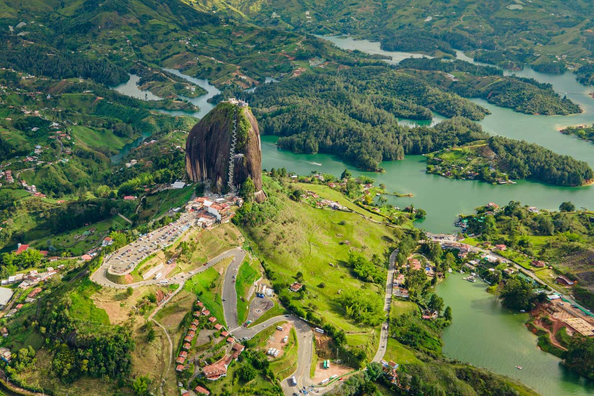 Vista aérea de una roca que se alza sobre un pantano salpicado por verdes y frondosas islas