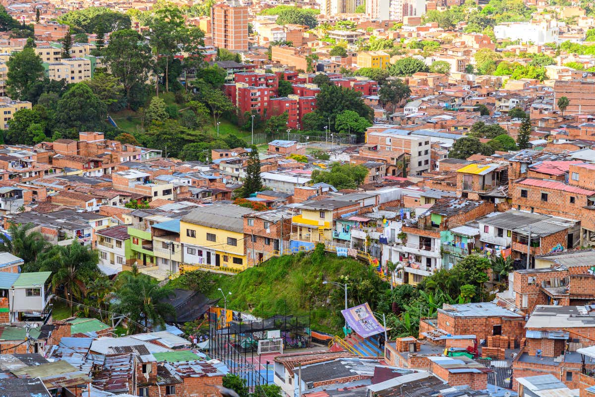 Vista aérea de una barriada de casas humildes, la mayoría de ellas de ladrillo o pintadas de colores