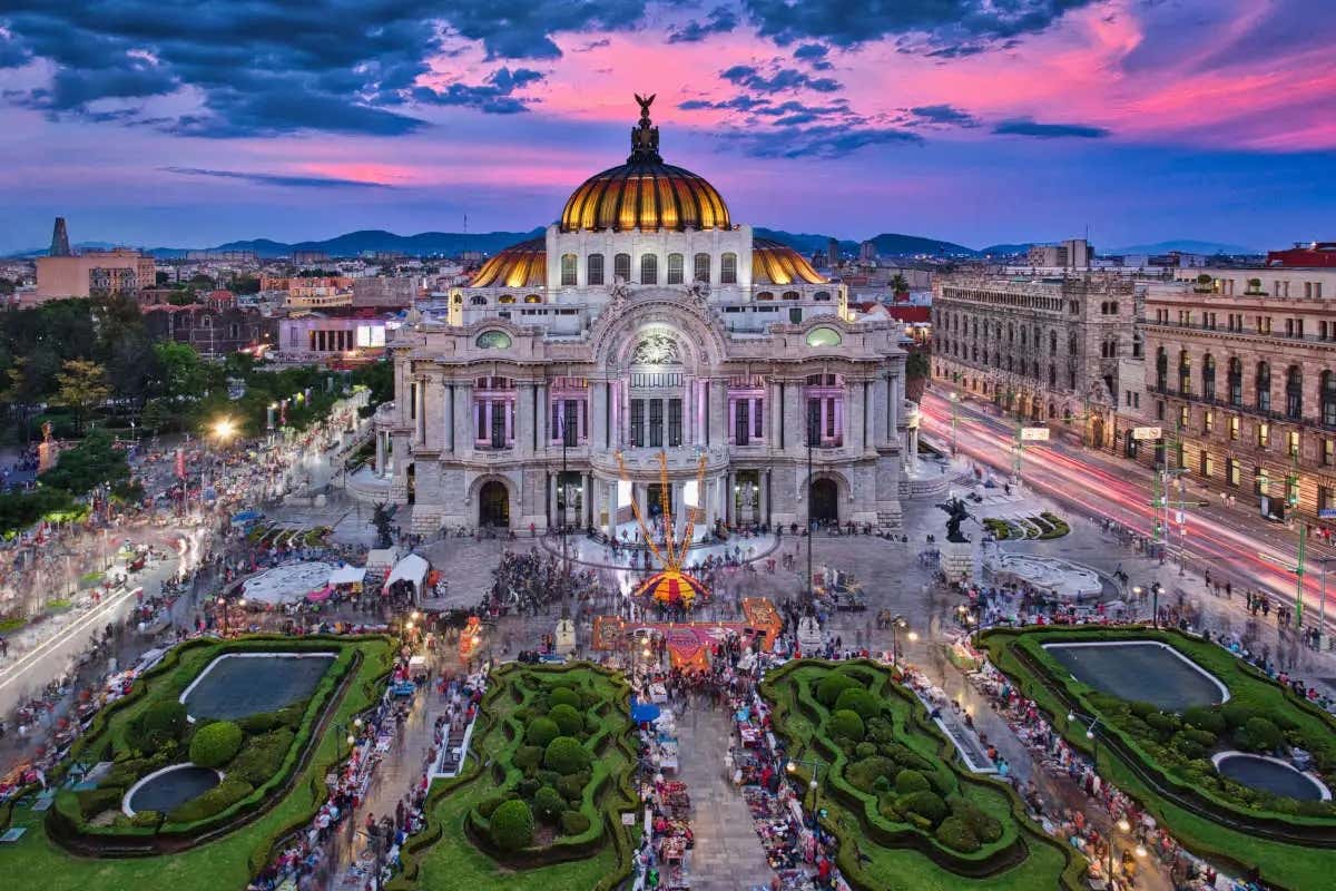 Vista aérea da praça do Zócalo ao entardecer repleta de pessoas