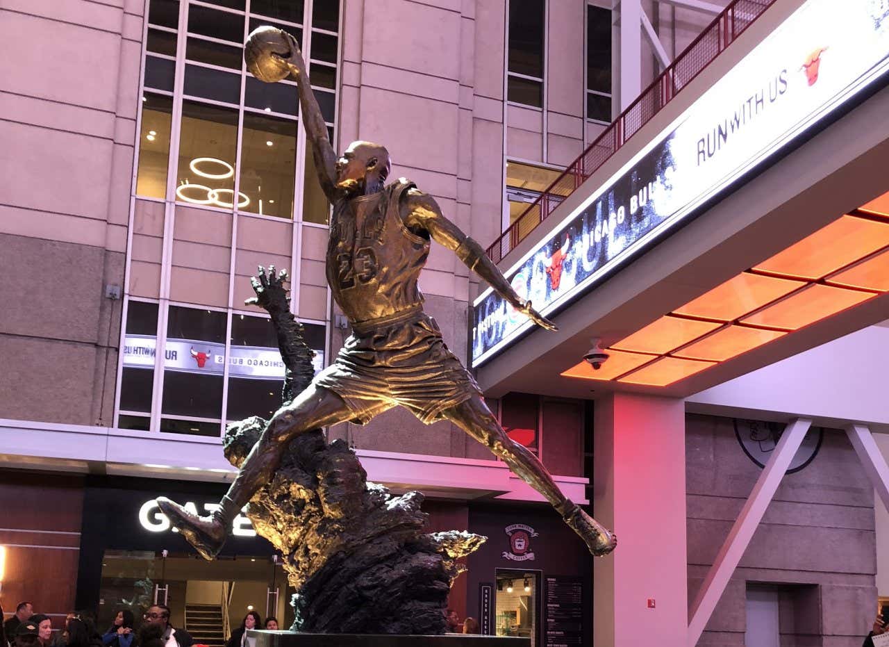 Estátua do jogador de basquete Michael Jordan dentro do United Center