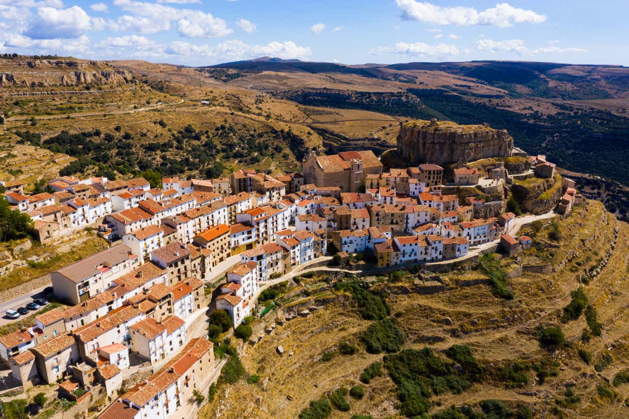 Vista completa de Ares del Maestre en un día soleado