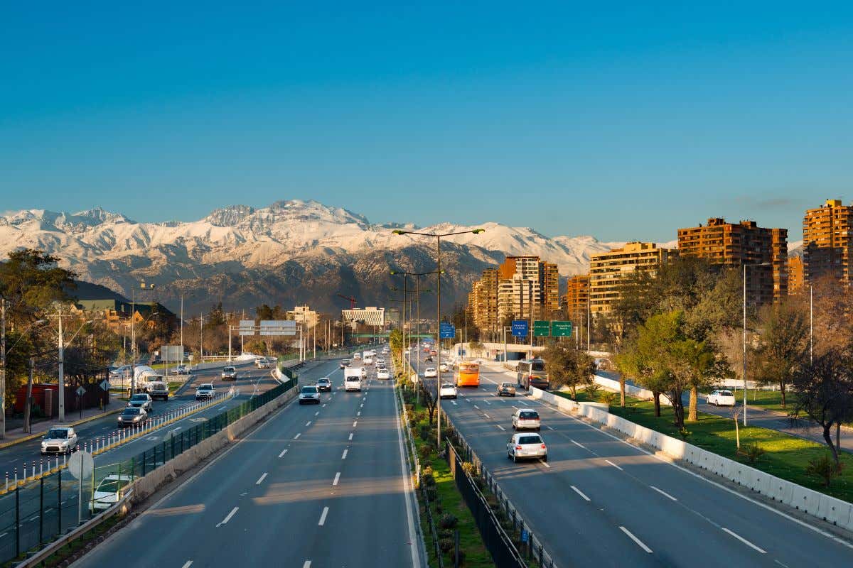 Tráfico en la avenida los condes, al fondo las montañas en Santiago de Chile