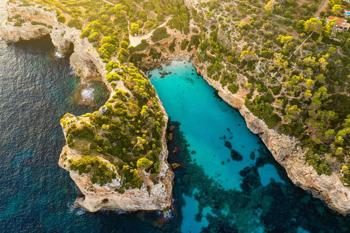 Vista aérea de la cala del Moro, una pequeña bahía de aguas cristalinas entre dos altos acantilados