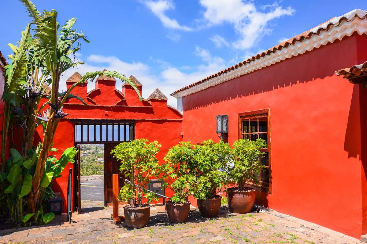 Reddish walls inside a courtyard in El Sauzal, in the north of Tenerife.