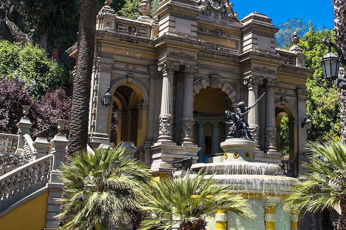 Castillo Hidalgo en el cerro de Santa Lucia, con fuente y monumentos