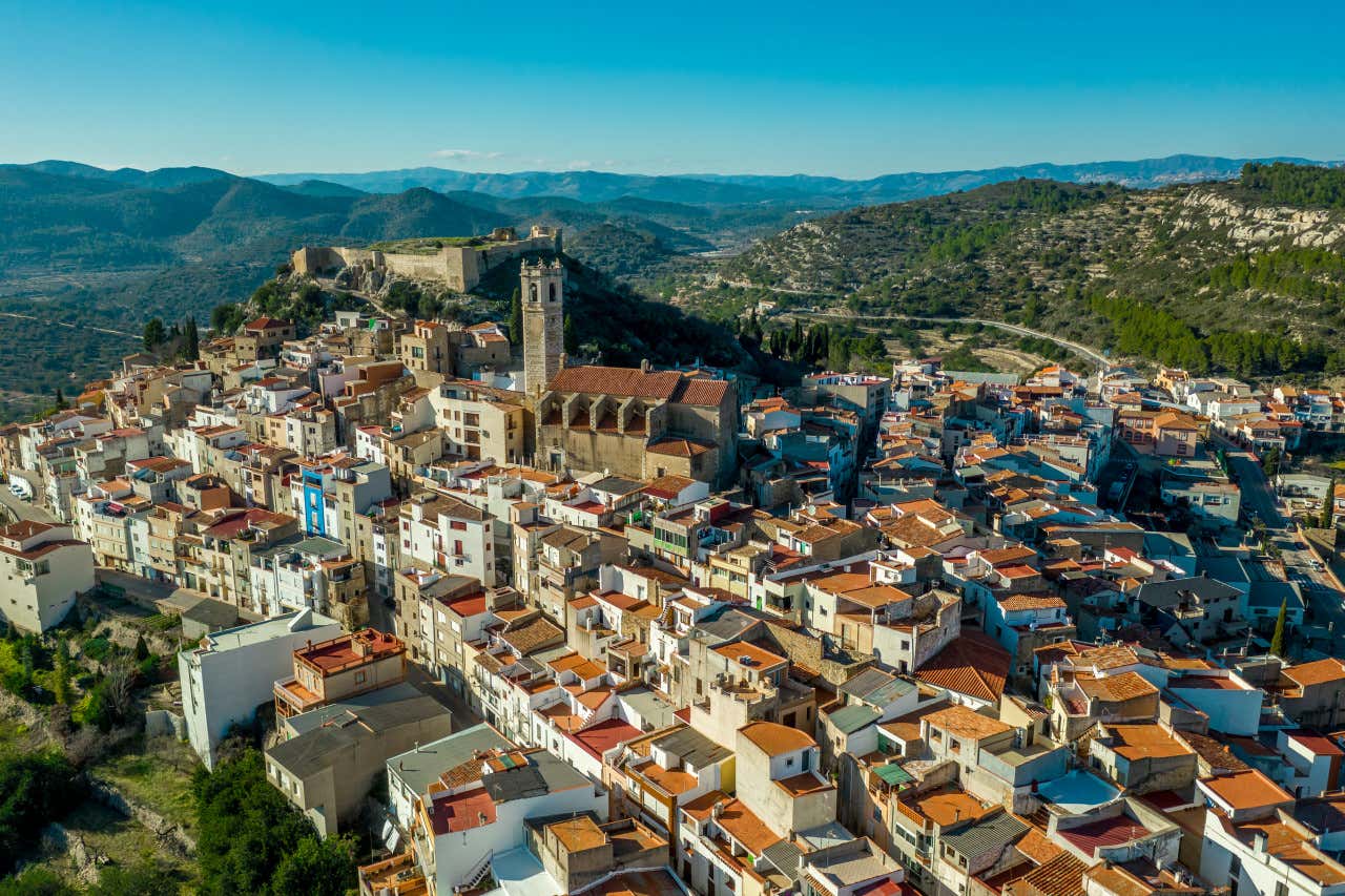 Vista aérea de Cervera del Maestre en un día soleado y rodeada de vegetación