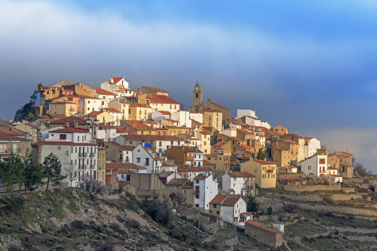 Panorámica de Chodos, uno de los pueblos más bonitos de Castellón, con una enorme nube de fondo