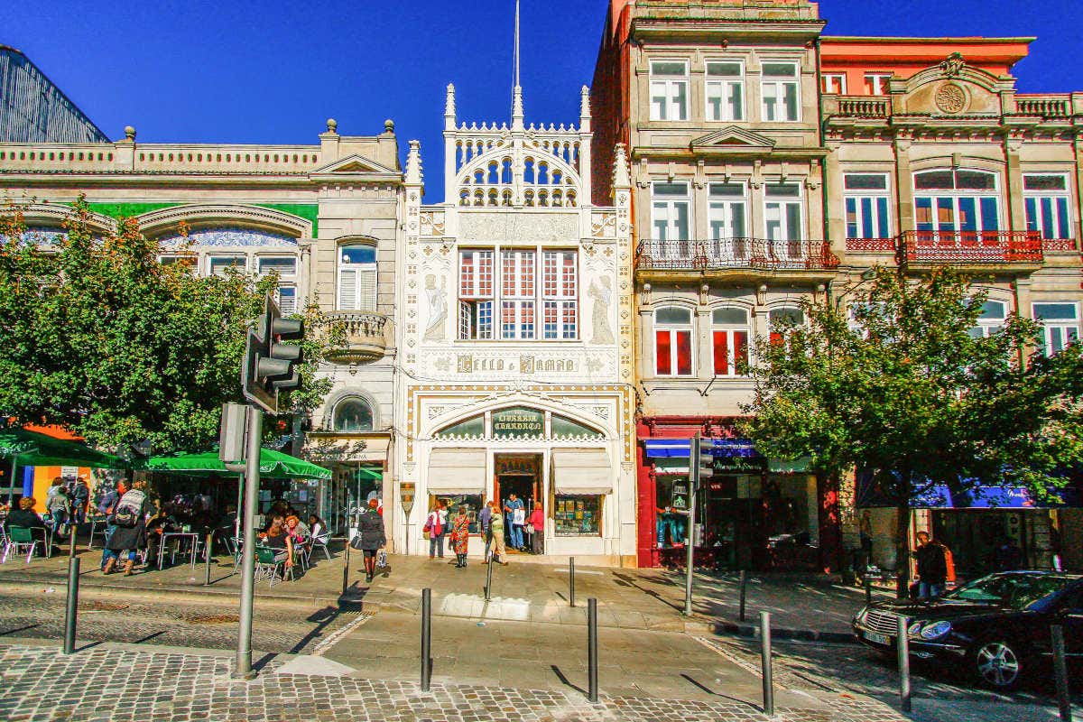 Fachada de la librería Lello e Irmão un día soleado