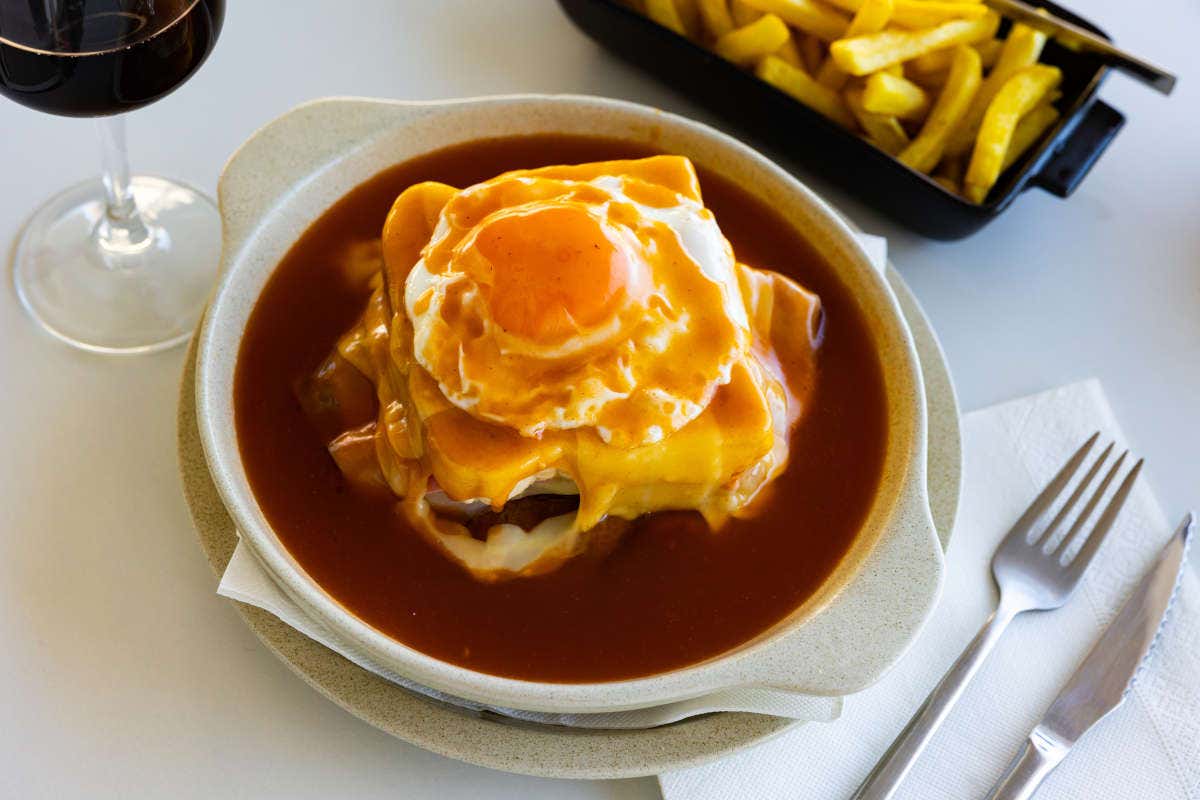 Una francesinha, un plato típico de Oporto