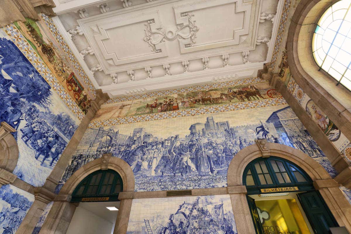 Azulejos blancos y azules del interior de la estación de São Bento