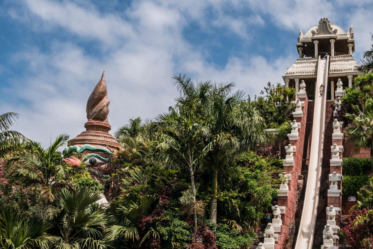 A high and quite vertical slide through dense vegetation at Siam Park, one of the best water parks in the world.