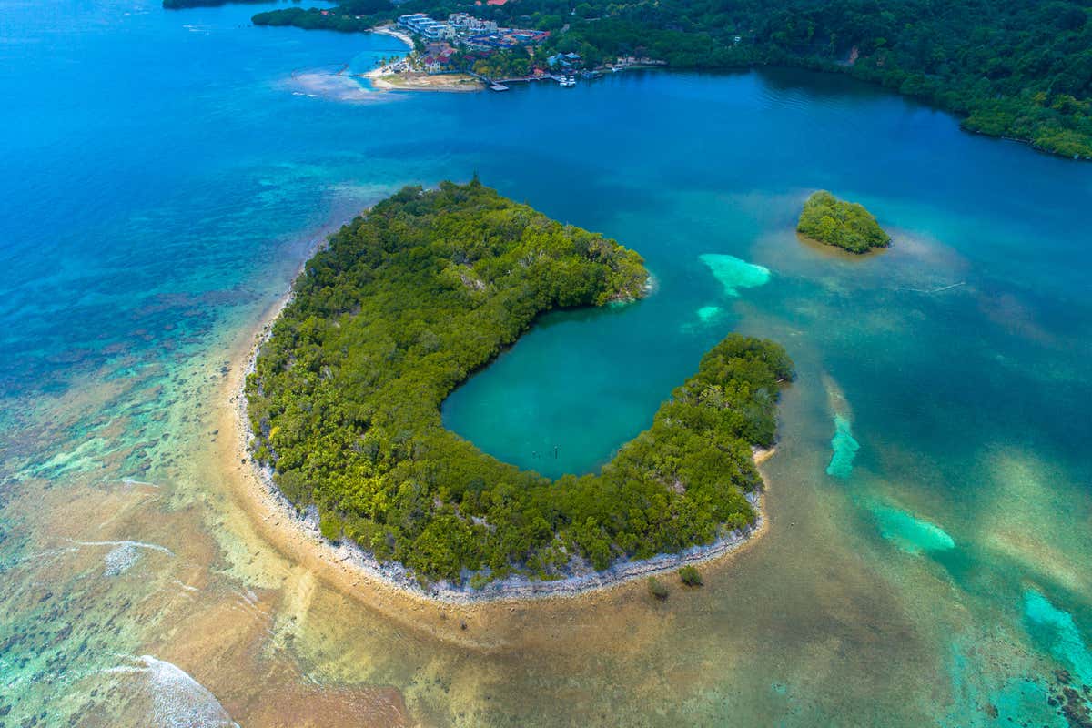 Vista aérea de una isla en Islas de la Bahía en el Carine hondureño