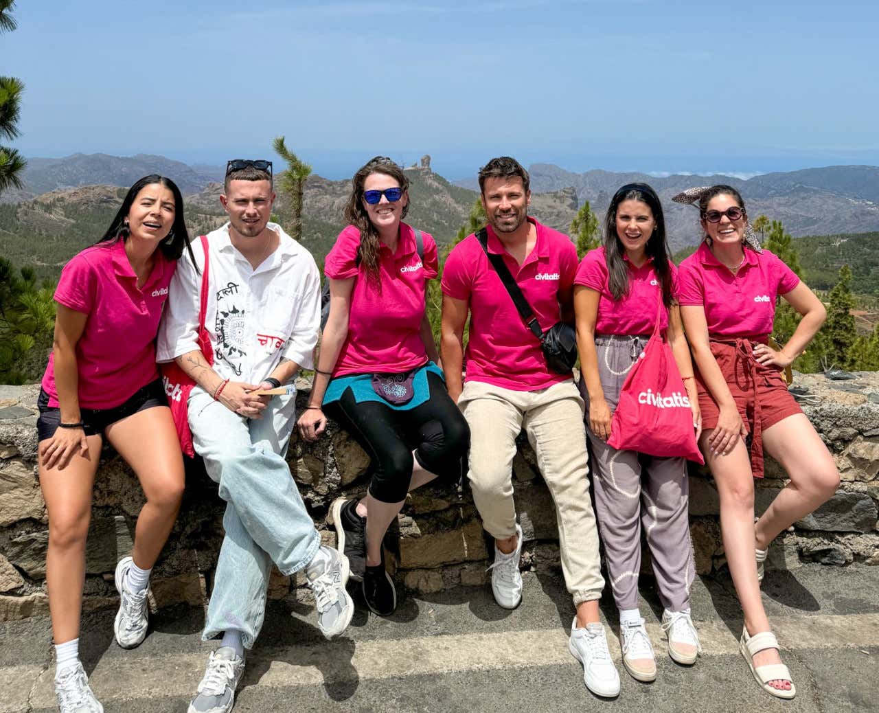 Seis personas con el polo de Civitatis en el mirador del Roque Nublo