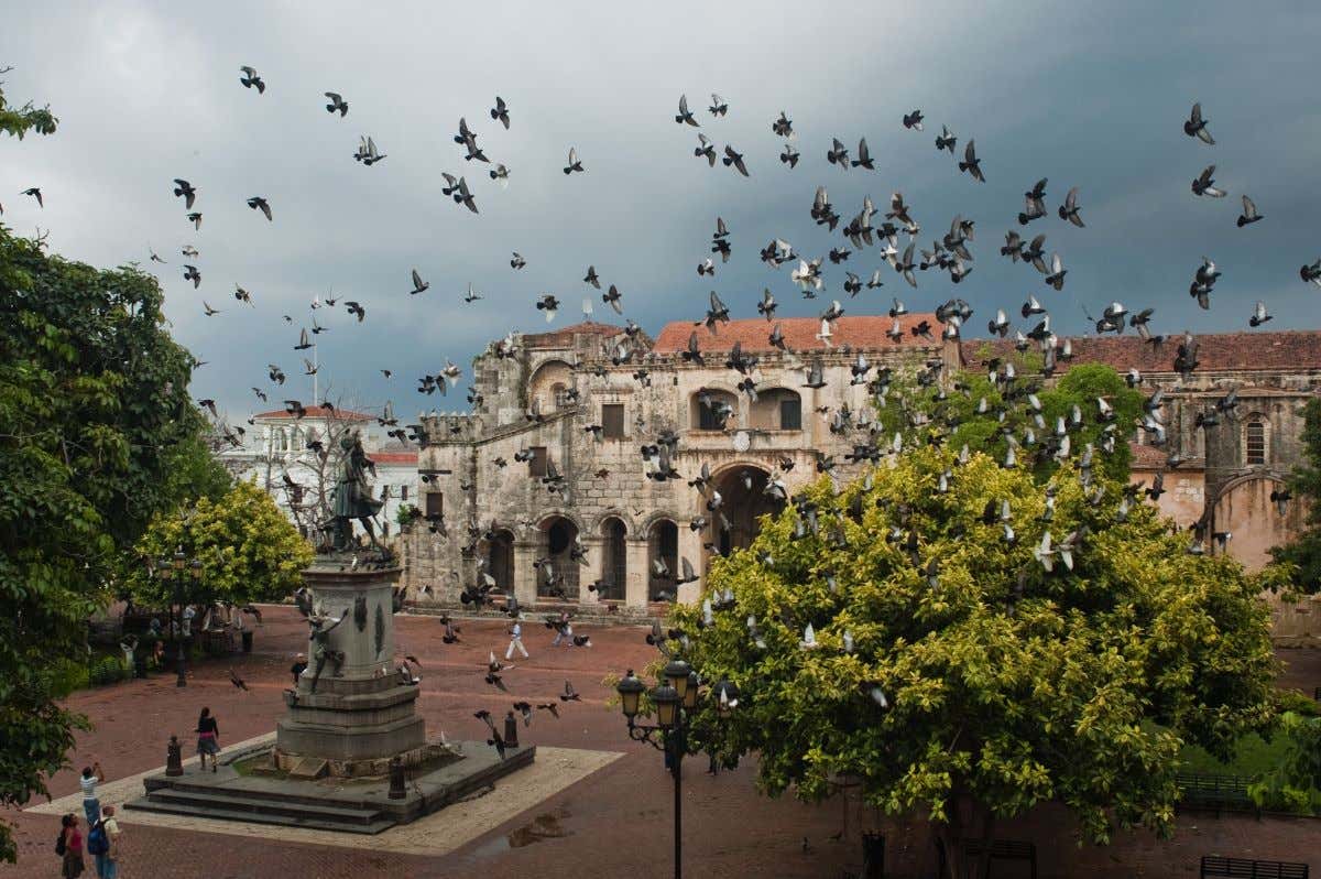 La plaza central de Santo Domingo con varias palomas sobrevolando