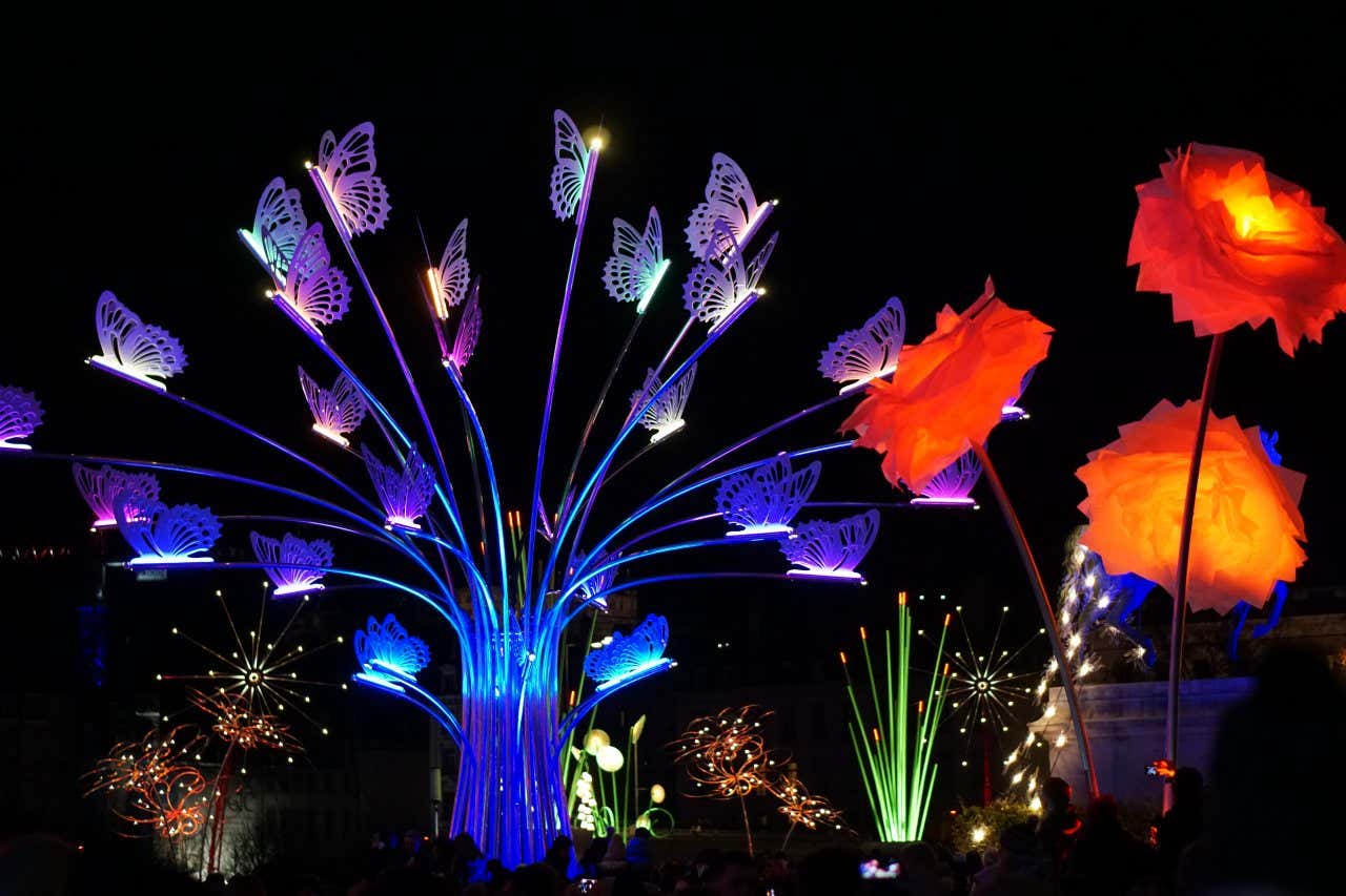 Décorations lumineuses sur la place Bellecour de Lyon lors de la Fête des Lumières