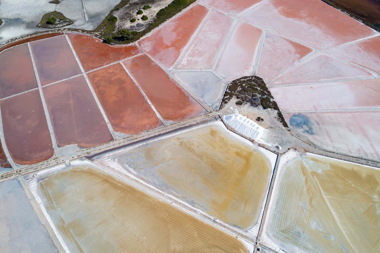 Vue aérienne sur les salines d'Es Trenc avec leurs couleurs roses, une visite que vous devez faire absolument à Majorque