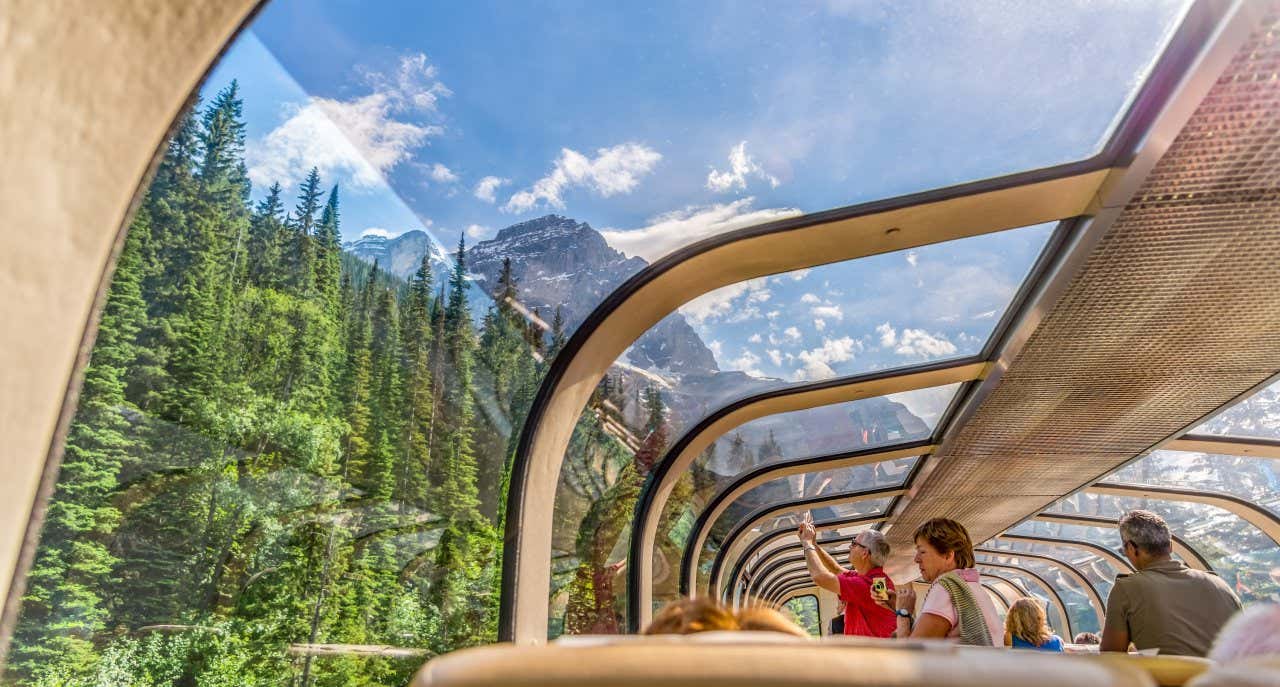 Passageiros desfrutando das grandes janelas panorâmicas do Rocky Mountaineer 