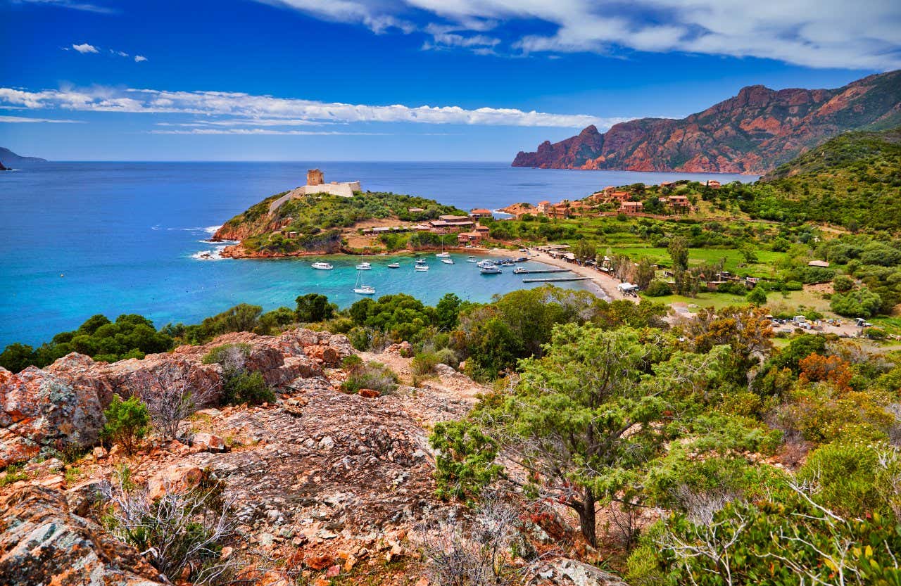 Vue sur la baie de Girolata dans la réserve naturelle de Scandola, une excursion à faire en Corse