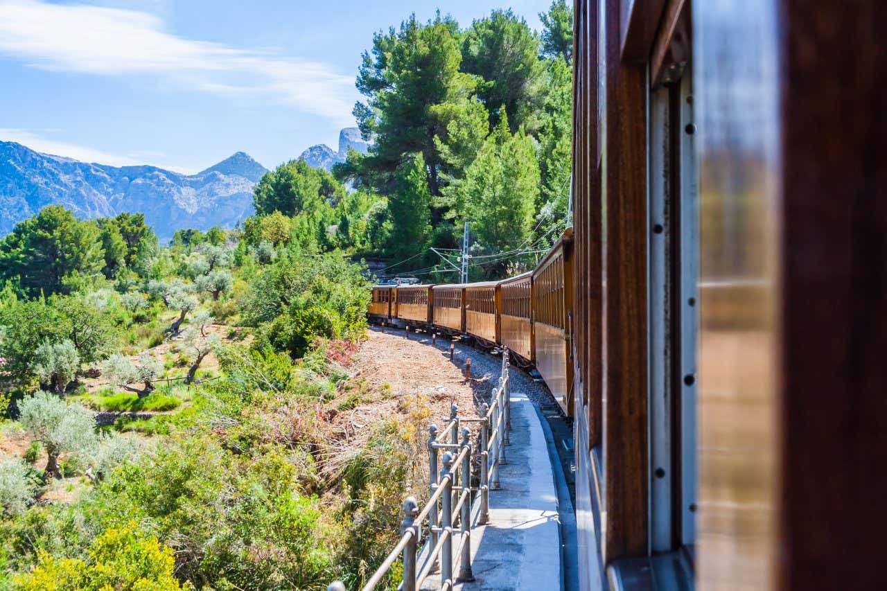 Le train historique de Majorque dans le paysage sauvage de l'île, une activité à faire à Majorque