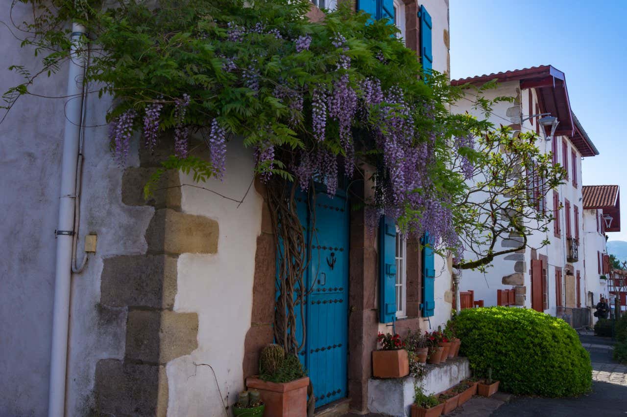 Maisons basques à Ainhoa, l'un des plus beaux villages du pays basque français