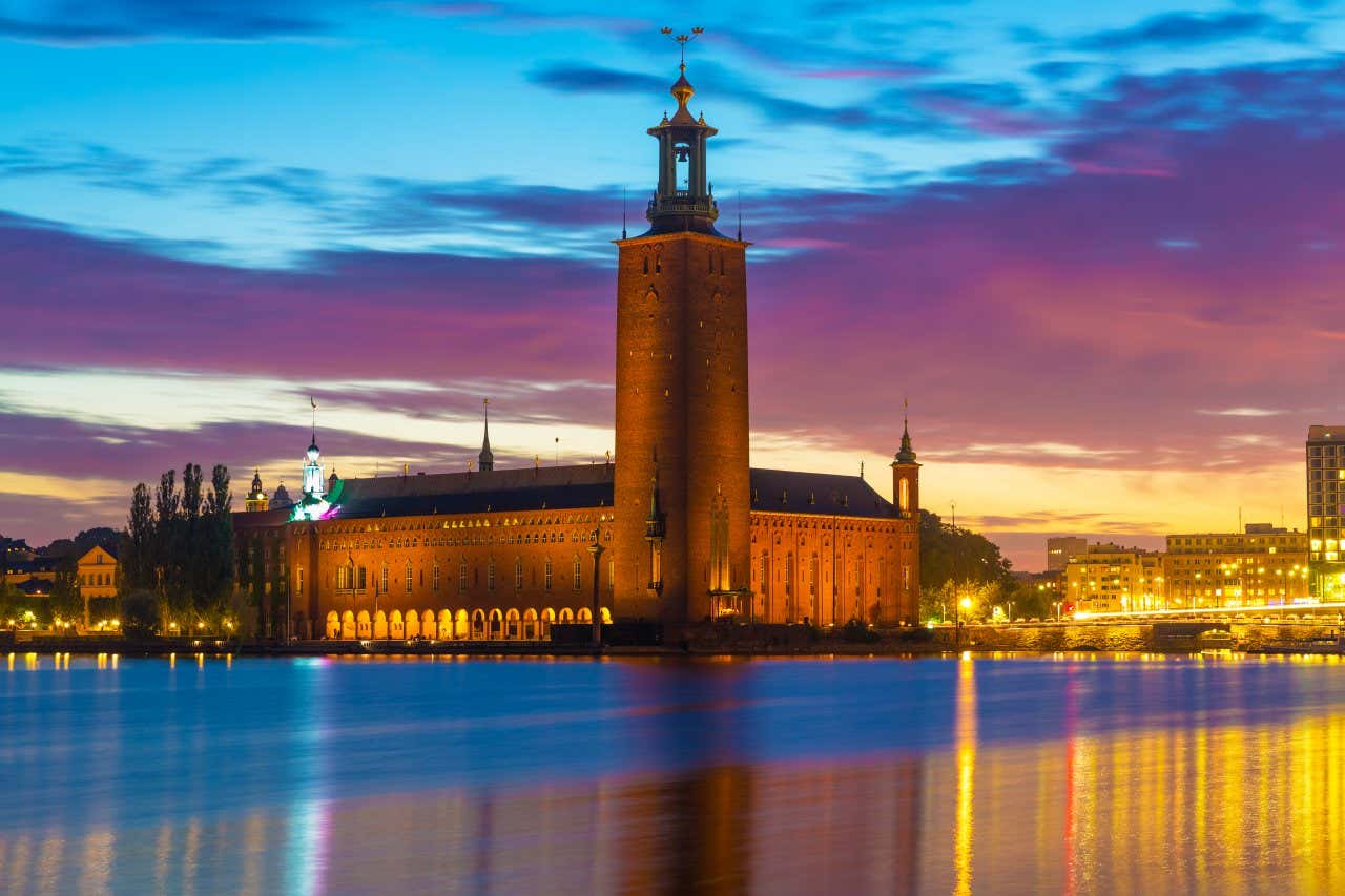 Hôtel de ville de Stockholm au coucher de soleil avec sa tour dans laquelle vous pouvez monter lors de votre visite de Stockholm