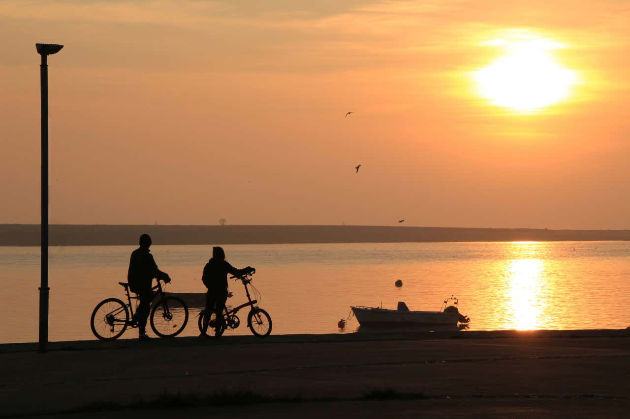 Duas pessoas em suas bicicletas admirando o rio Douro ao entardecer