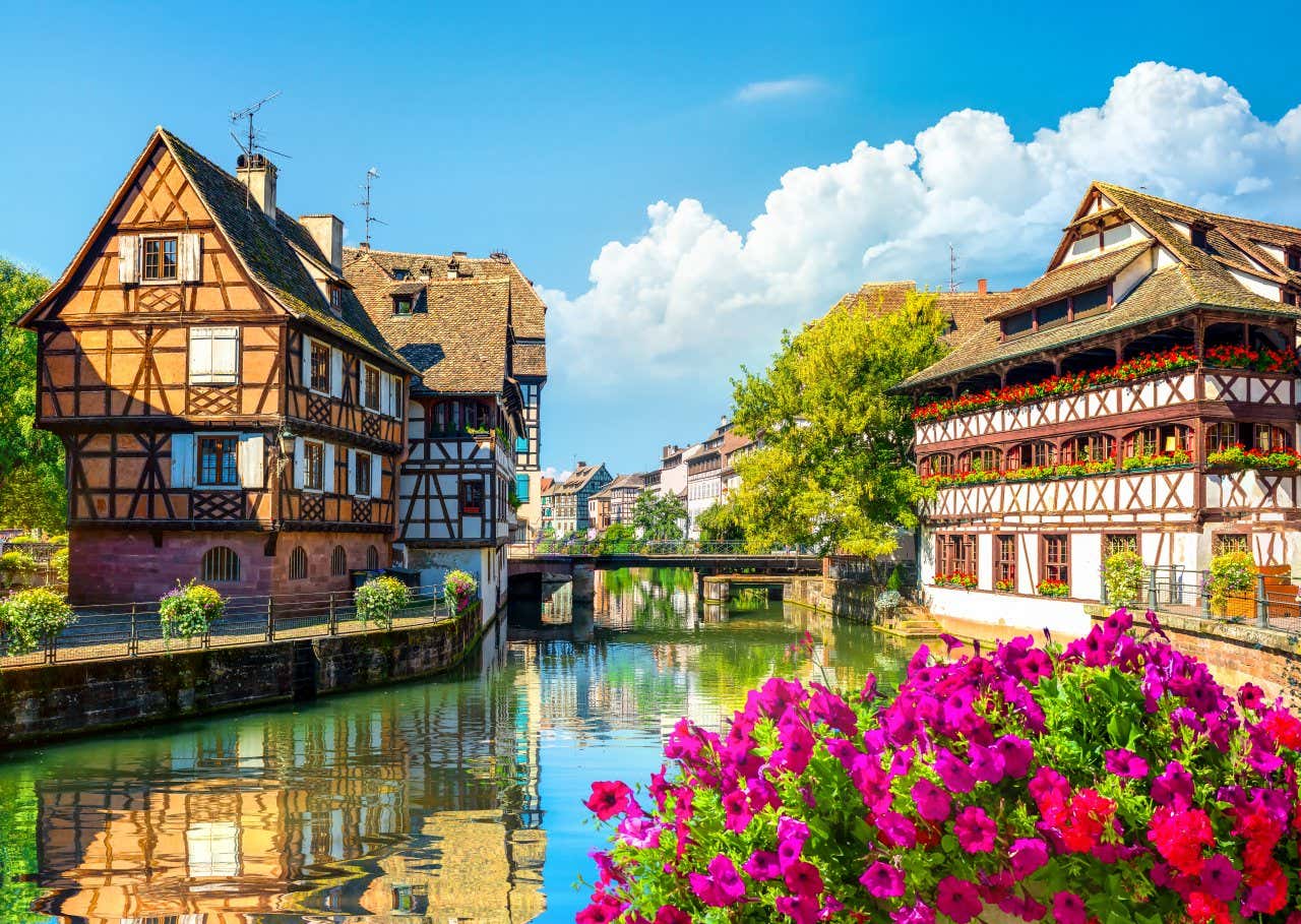 Quartier de la Petite France avec ses maisons à colombages et ses ponts fleuris, une visite à faire absolument en Alsace