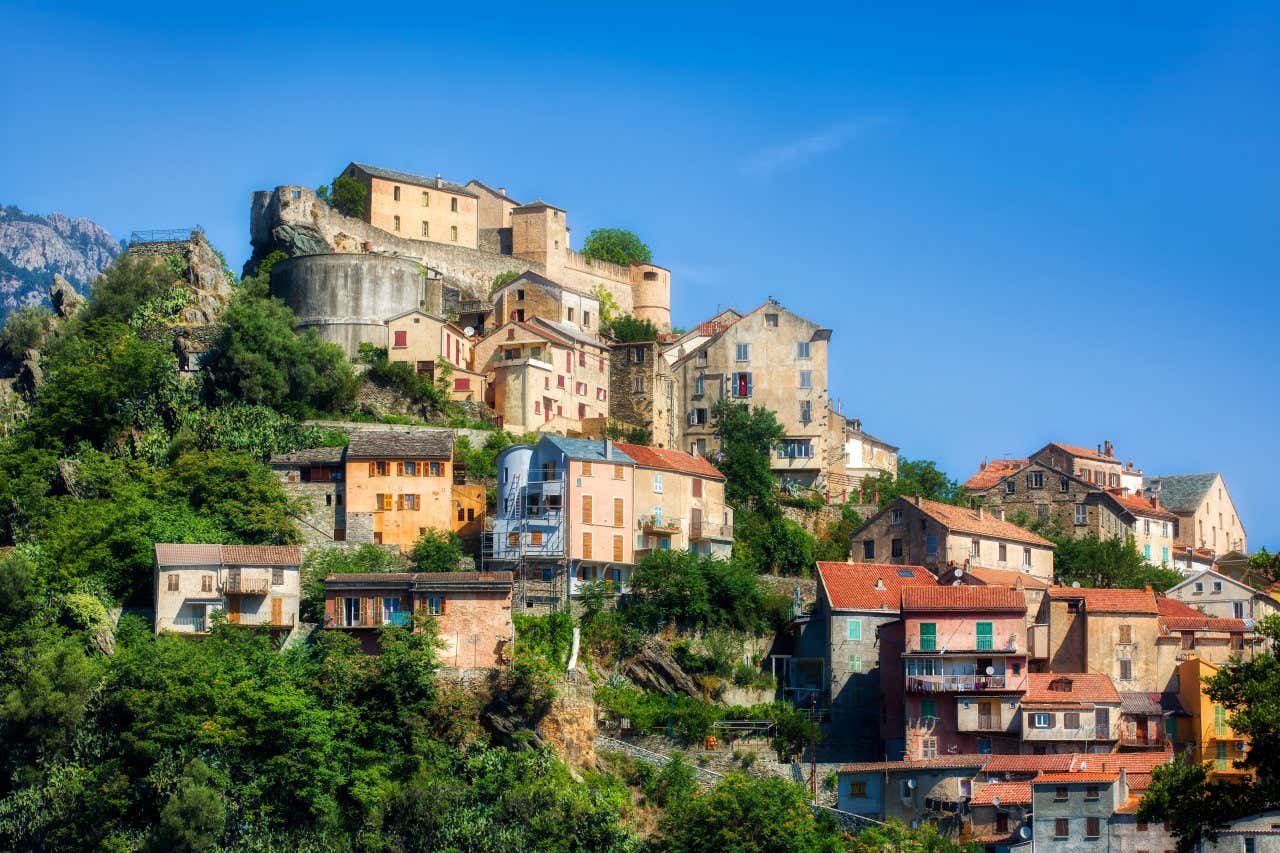 Vue sur Corte, dans les montagnes corses, des découvertes à faire absolument