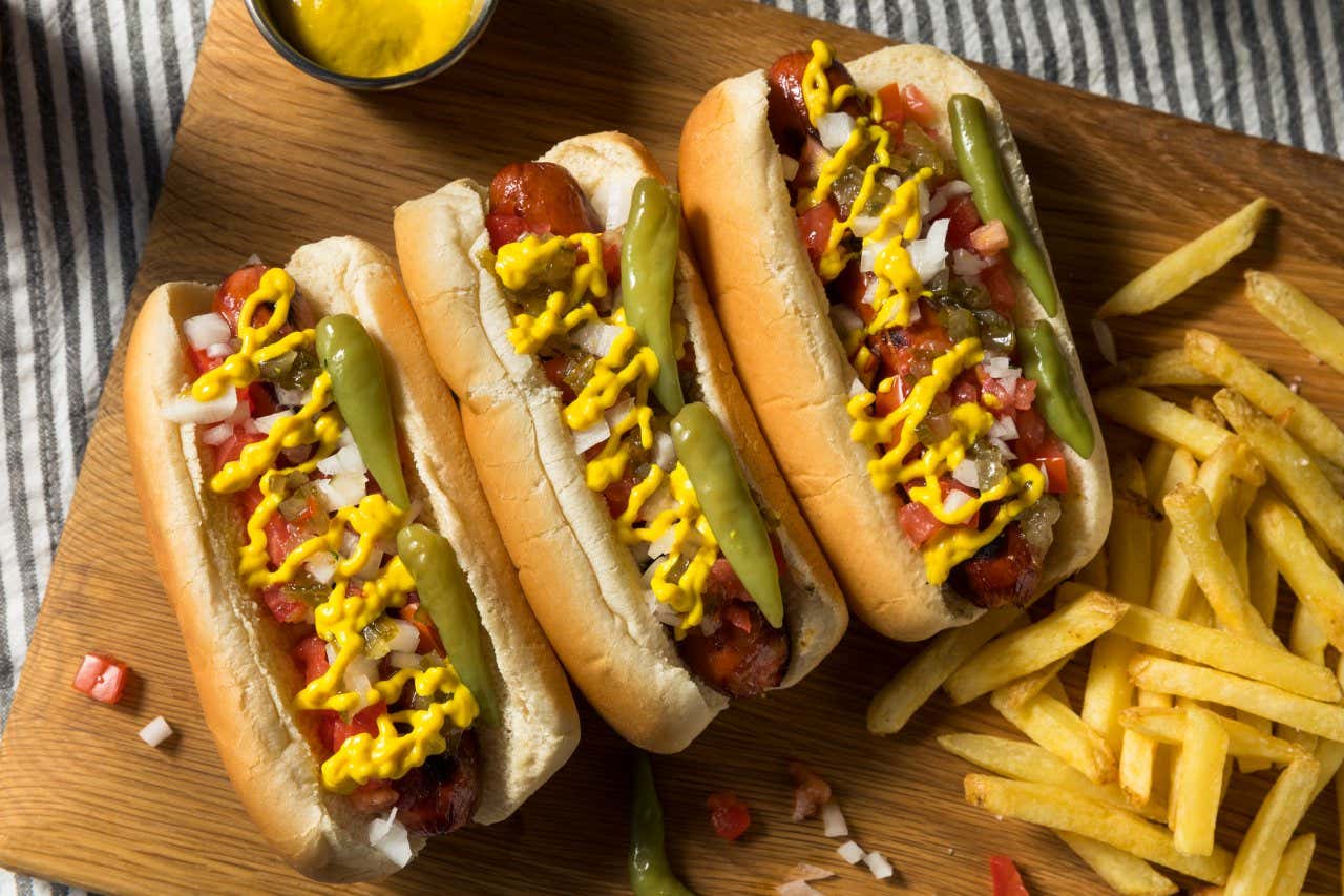 Hotdogs avec des frites sur un plateau