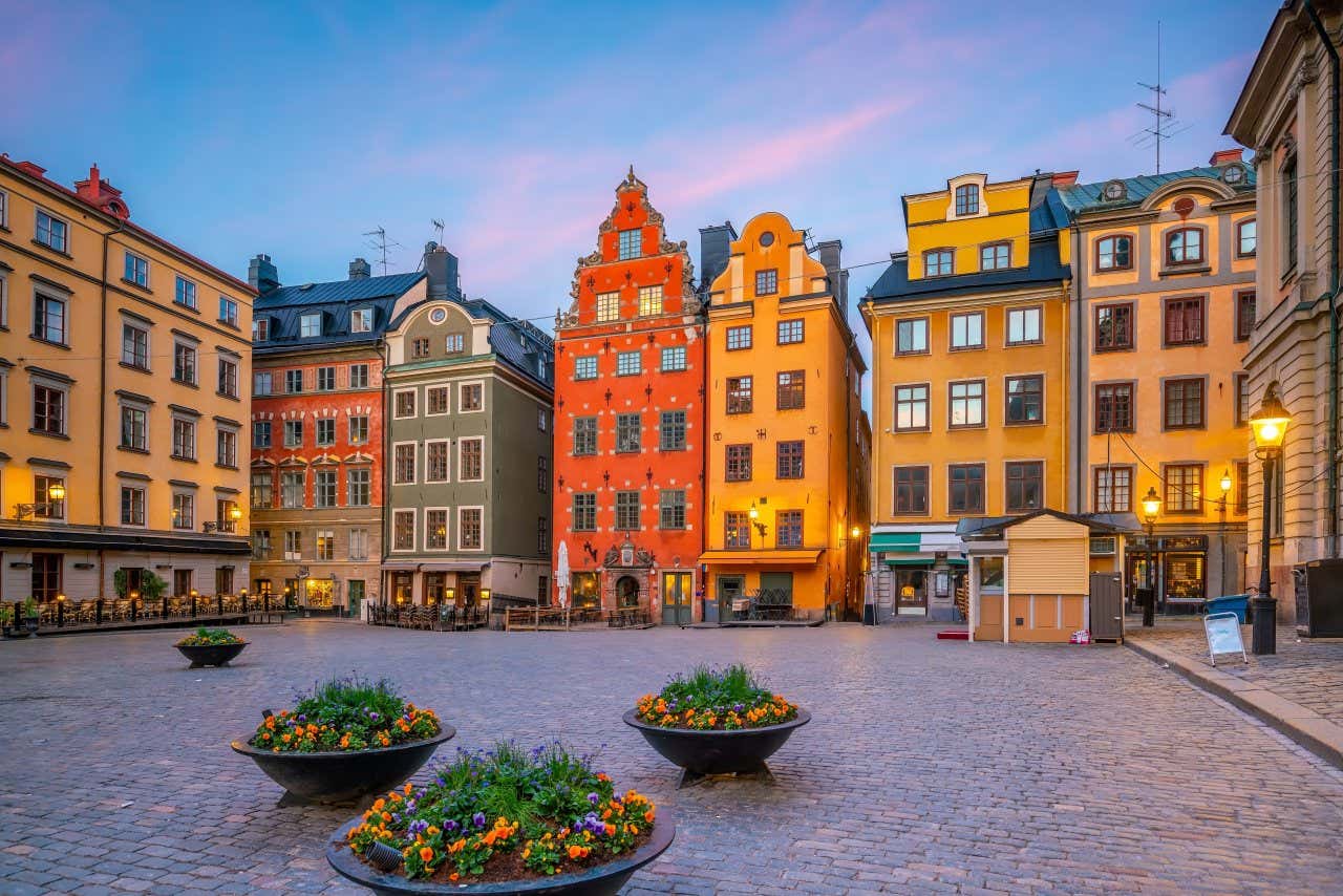 Place de Stortorget avec des bâtiments colorés dans le centre historique de Stockholm, un incontournable si vous visitez Stockholm