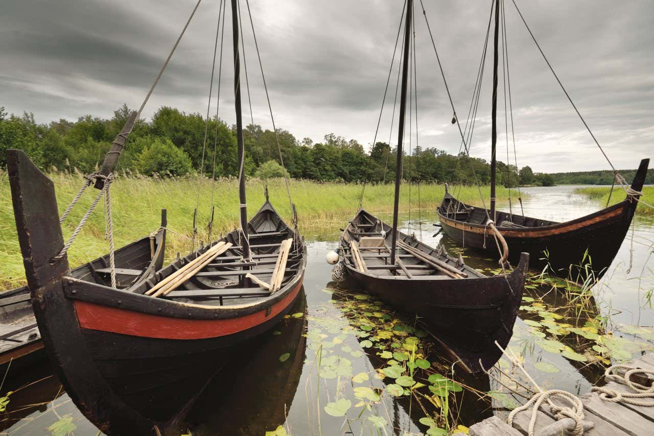 Bateaux en bois à Birka, berceau de la culture viking où vous pouvez vous rendre en plus de visiter Stockholm