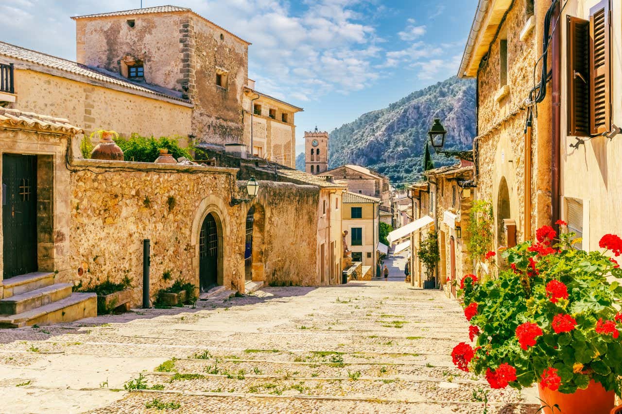 Rue de la vieille ville de Pollença, un village de Majorque où faire une visite des marchés artisanaux locaux