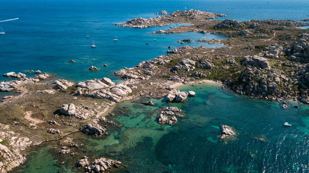 Vue aérienne sur les îles Lavezzi, bateaux près des formations rocheuses, un endroit à explorer lors de vos vacances en Corse