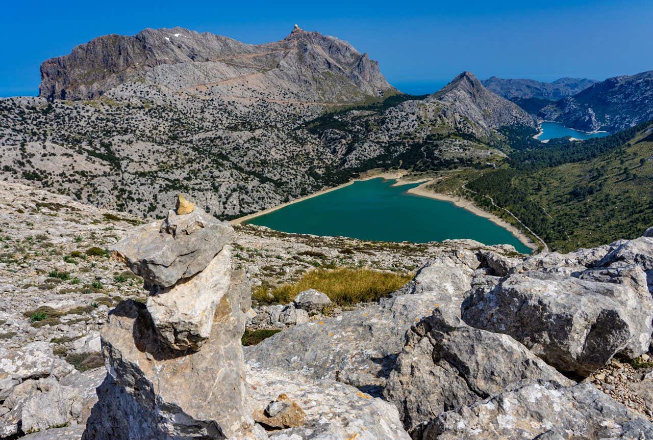 Paysage montagneux de la Serra Tramuntana avec des lacs entre les montagnes, où vous pouvez faire des randonnées incontournables à Majorque