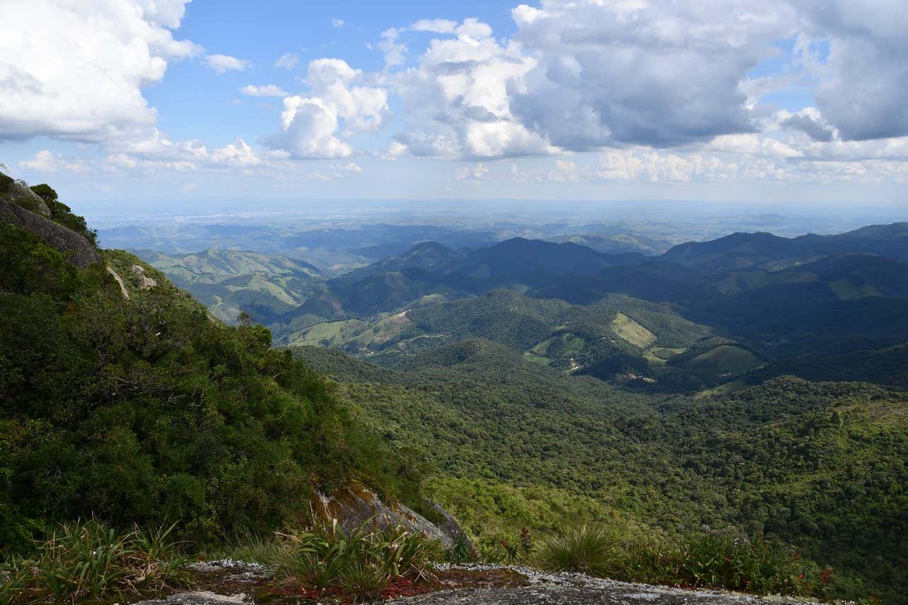 Paisagens montanhosas da Serra da Mantiqueira em um dia ensolarado