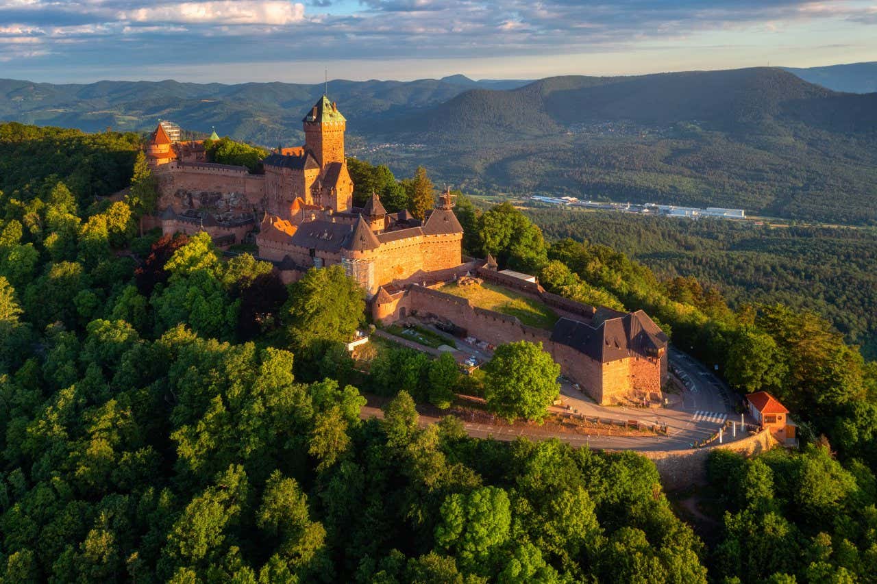 Vue aérienne sur le Château du Haut-Koenigsbourg entouré de forêt, une visite incontournable à faire en Alsace